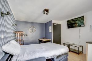 a bedroom with a bed and a blue wall at 129 Suite Haïm - Superbe Appartement à Paris. in Paris