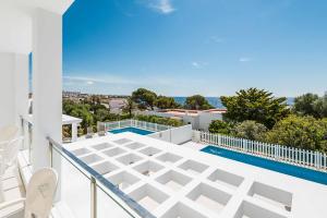 einen Blick vom Balkon eines Hauses mit Pool in der Unterkunft Villa Feli in Cala'n Bosch