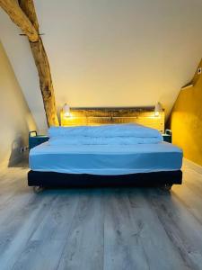 1 cama en una habitación con un árbol en la pared en Gîte Les Grangettes*Piscine*Cadre bucolique, en Campagnac-lès-Quercy