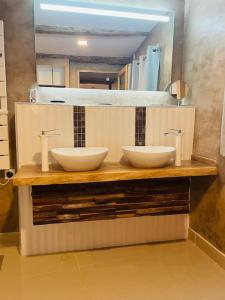 Baño con 2 lavabos en una encimera con espejo en Gîte Les Grangettes*Piscine*Cadre bucolique, en Campagnac-lès-Quercy