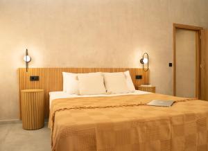 1 dormitorio con 1 cama con ordenador portátil en Casa De Lago Superior en Ágios Nikólaos