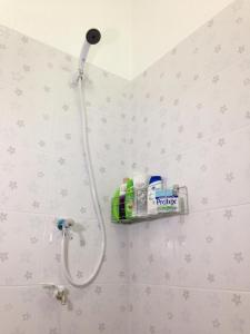 La salle de bains est pourvue d'un pommeau de douche mural. dans l'établissement SP House RoiEd, à Roi Et