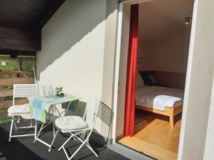 Apartmenthaus AMELIE في لونز أم سي: غرفة صغيرة مع طاولة وكراسي وسرير