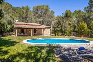 een zwembad in de tuin van een huis bij Villa Garrigo in Pollença +15 foto's