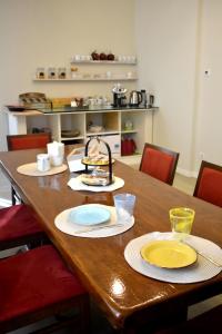 帕爾馬的住宿－Il Trovatore Rooms，一张木桌,上面放着食物盘