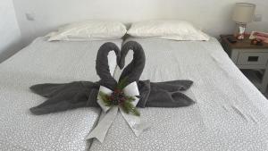 una cama con dos cisnes hechos de toallas en Casa las Águilas, Lajares en Lajares