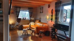 un soggiorno con divano e pianoforte di Kleines Ferienhaus a Verditz