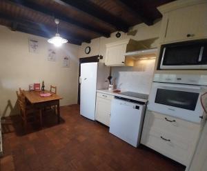 Η κουζίνα ή μικρή κουζίνα στο Le Masné +11 φωτογραφίες