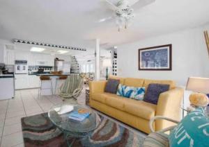 ein Wohnzimmer mit einem Sofa und einem Tisch in der Unterkunft Spring Sale 4BR Home w heated pool 2 min to beach in Destin