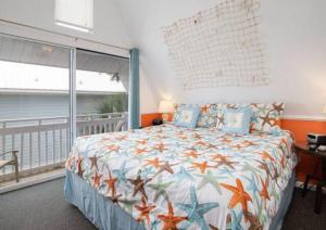 Postel nebo postele na pokoji v ubytování Say YES To Spring! 4BR Home w private pool 2 min to Destin beaches + 26 fotografií