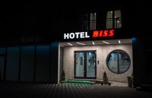 un edificio de hotel con un letrero de neón en él en Hotel Biss, en Zenica