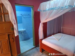 1 dormitorio con cama y ducha en The white rock 2023 en Eldoret