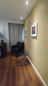 czarne krzesło w pokoju z drewnianą podłogą w obiekcie M-Flat III Luxo - Hotel w São Paulo