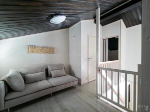 una sala de estar con sofá y techos de madera. en Economy Tieva, en Levi