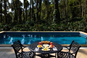 Bazén v ubytování Machaan Wilderness Lodge Nagarahole nebo v jeho okolí