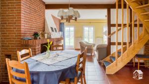 une salle à manger avec une table et un mur en briques dans l'établissement De ole Spieker, à Munster im Heidekreis