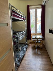 Postel nebo postele na pokoji v ubytování Hôtel Lyonnais