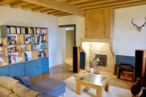 ein Wohnzimmer mit einem Sofa und einem Kamin in der Unterkunft Spacieuse maison de campagne/au cœur des vignobles in Chasselas