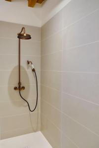eine Dusche im Bad mit Duschkopf in der Unterkunft Spacieuse maison de campagne/au cœur des vignobles in Chasselas