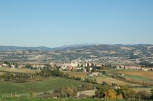 uma vista para uma cidade a partir de uma colina em Agriturismo Fonte di Galiano em Monte Castello di Vibio