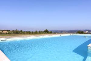 una gran piscina de agua azul en Agriturismo Fonte di Galiano en Monte Castello di Vibio
