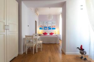 Casa Martini في روما: غرفة نوم بسرير وطاولة وكراسي