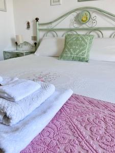 タナウネッラにあるCamera Ponenteのベッド1台(ピンクの毛布、タオル2枚付)