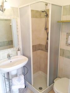 タナウネッラにあるCamera Ponenteのシャワー、洗面台、トイレ付きのバスルーム