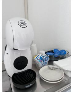 タナウネッラにあるCamera Ponenteの白いコーヒーメーカー(カウンターの上に座る)