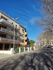 una calle vacía delante de un edificio en Joli appartement dans quartier calme de Perpignan en Perpiñán
