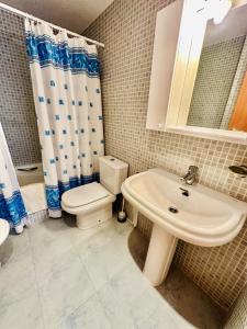 ein Badezimmer mit einem Waschbecken, einem WC und einem Spiegel in der Unterkunft A1039 - Airemar - 2004 Finestrat in Villajoyosa