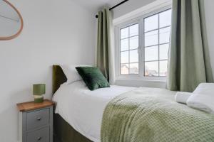 Ένα ή περισσότερα κρεβάτια σε δωμάτιο στο Leyland House - Private Parking Free Wi-Fi Garden