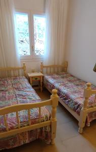 - une chambre avec 2 lits et une fenêtre dans l'établissement Petunies, à Platja d'Aro