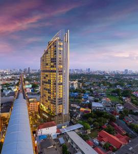 uma vista superior de um edifício alto numa cidade em Oakwood Suites Tiwanon Bangkok em Nonthaburi