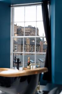 een raam in een kamer met uitzicht op een gebouw bij Spacious modern city centre apartment Castle Views in Edinburgh