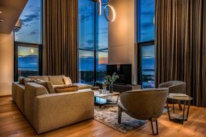 Μια τηλεόραση ή/και κέντρο ψυχαγωγίας στο Elegant Seaview Penthouse 3BR Ensuite Luxury Retreat with Sauna and Free Parking