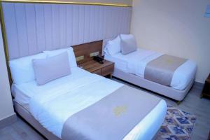 Postel nebo postele na pokoji v ubytování Jees Hotel