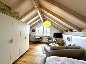 a living room with a couch and a table at La Vie en rose in Greifenberg