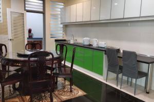 una cucina con tavolo e sedie di Semi-detached House, Semenyih, Malaysia a Semenyih