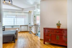 a bedroom with a bed and a desk and a kitchen at Trastevere, raffinato e silenzioso angolo in Rome