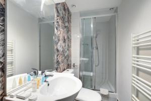 een badkamer met een wastafel en een douche bij 812 Suite Besty Paris - Superb apartment in Paris in Asnières-sur-Seine