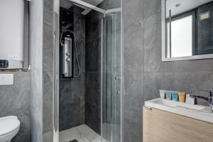 a bathroom with a shower and a toilet and a sink at 127 Suite Moshé - Superbe Appartement à Paris. in Paris