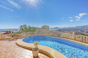 - une piscine sur le balcon d'une maison dans l'établissement Casasilma, à Cumbre del Sol