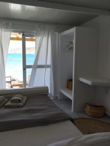Cama o camas de una habitación en Zacharias Seaside Studio Kimolos