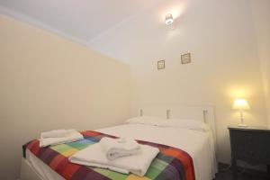sypialnia z łóżkiem z ręcznikami w obiekcie Case VR Holiday Casa Angel w Weronie