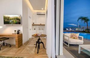 Sala de estar con mesa y vistas al océano en לוויט האוס en Poriyya Illit