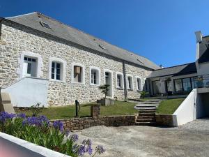 ein Backsteingebäude mit einem Weg, der zu ihm führt in der Unterkunft Maison d'exception ~ Vue Mer ~ 100m de la plage in Camaret-sur-Mer