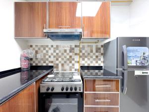 - une petite cuisine avec une cuisinière et des placards dans l'établissement Lehbab Star Residence - Home Stay, à Dubaï