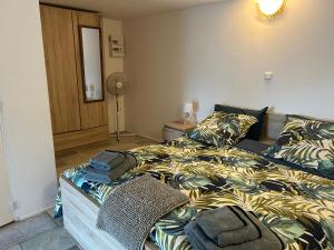 een slaapkamer met een bed met handdoeken erop bij Lake House St Pee Sur Nivelle in Saint-Pée-sur-Nivelle