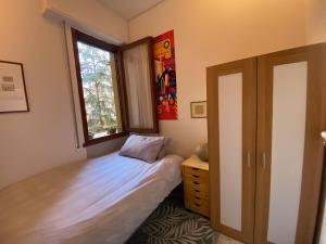 een slaapkamer met een bed en een raam bij Monolocale Firenze Robbia in Florence